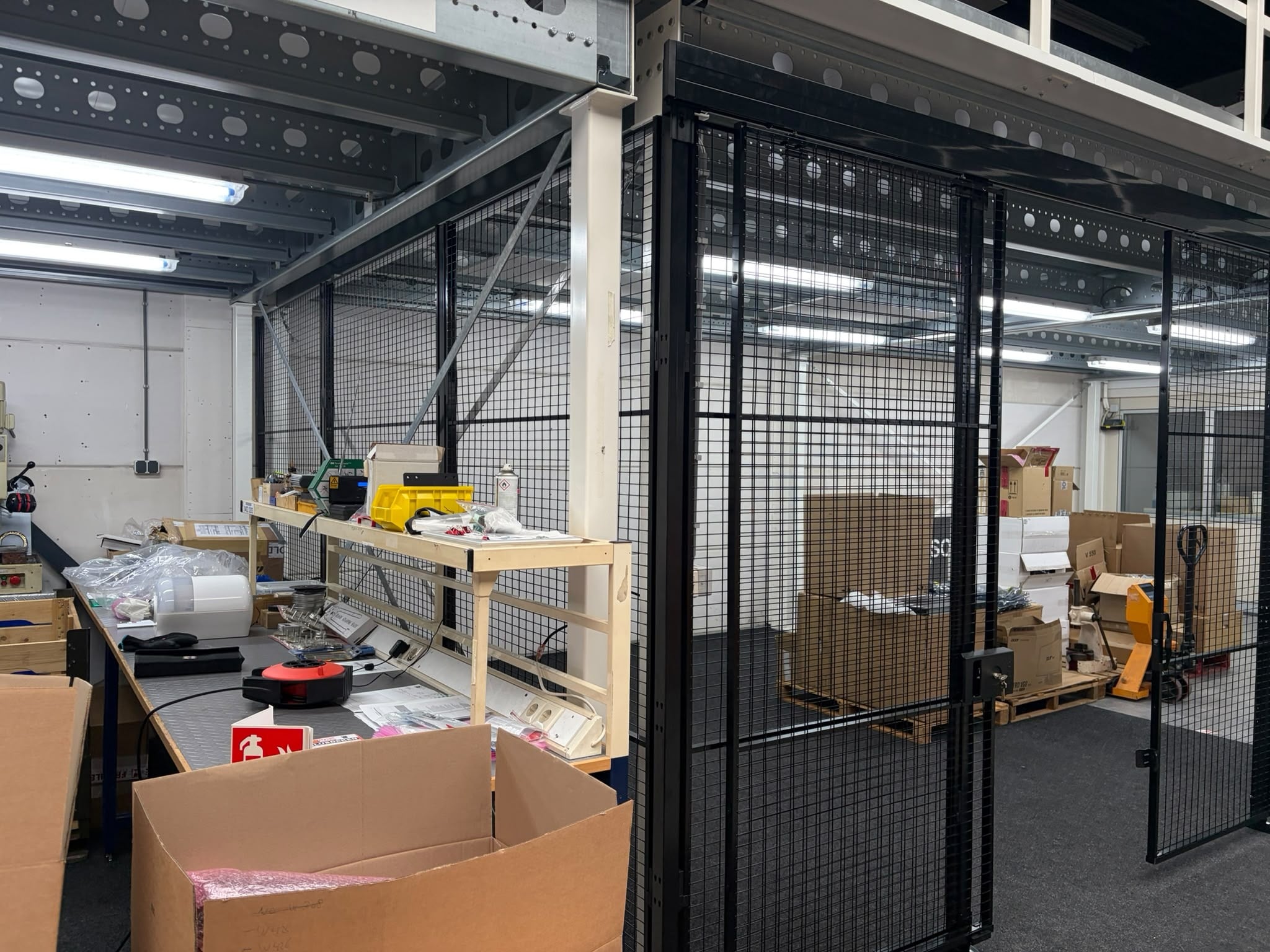 X-Guard Abtrennung in industrieller Lagerzone mit Werkbank, Hoogvliet